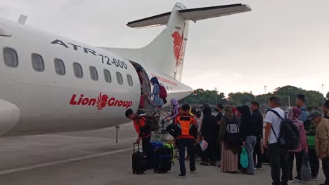 Passagiere-Stehen-Schlange,-Um-Am-Sultan-Hasanuddin-International-Airport-In-Makassar-An-Bord-Des-Lion-Air-Flugzeugs-ATR-72-Zu-Gehen