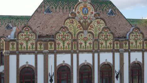 Ornate-roof,-exterior-of-city-hall-in-Kiskunfelegyhaza,-Hungary