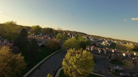 Wunderschönes-Kleines-Vorortviertel-In-Den-USA-Bei-Goldenem-Sonnenuntergang