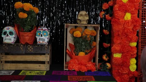 Latino-Mann-Arrangiert-Cempasuchil-Ringelblumen-Für-Den-Tag-Der-Toten