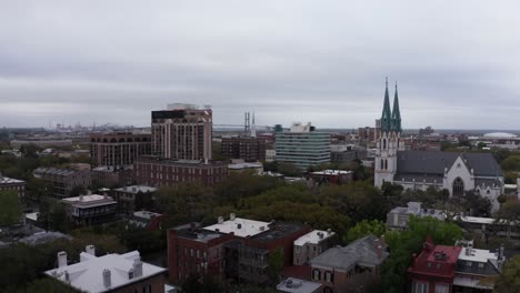 Toma-Aérea-Amplia-Del-Centro-Histórico-De-Savannah,-Georgia