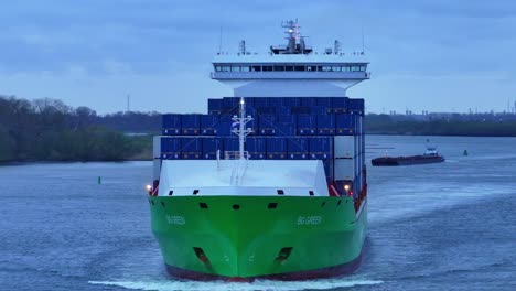 Containerschiff-Auf-Dem-Meer-Von-Barendrecht-In-Der-Nähe-Von-Rotterdam,-Südholland,-Niederlande