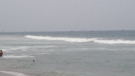 Zeitlupenaufnahmen-Von-Meereswellen,-Mumbai-Bandra-Worli-Sea-Link-Flyover