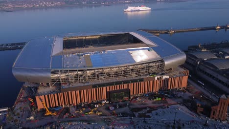 Vista-Aérea-Del-Club-De-Fútbol-Everton-Con-Vistas-A-La-Construcción-Del-Nuevo-Estadio-En-Bramley-Moore-Dock-Frente-Al-Mar-De-Liverpool-Con-Stena-Boat