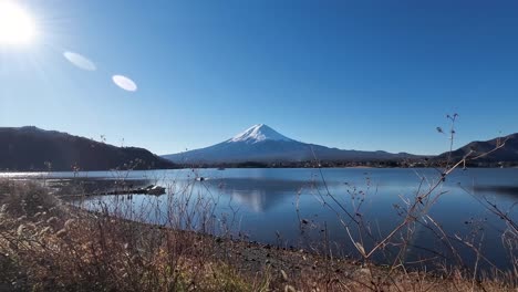 Monte-Fuji-Día-Claro-Y-Soleado-Con-Reflejo-En-El-Lago-Que-Muestra-El-Reflejo-Del-Monte-Fuji,-O-Montaña-Nevada-En-Japón