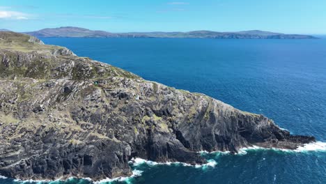 Irlands-Epische-Orte:-Sheep&#39;s-Head-Leuchtturm-Mit-3-Castles-Head-Im-Hintergrund,-West-Cork-Auf-Dem-Wild-Atlantic-Way