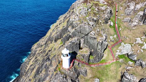 Irland:-Epische-Orte-–-Touristen-Gehen-Steile-Stufen-Hinunter,-Um-Den-Sheep&#39;s-Head-Lighthouse-In-West-Cork-Auf-Dem-Wild-Atlantic-Way-Zu-Besuchen