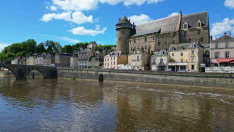 Castillo-De-Laval-Y-Viejo-Puente-Que-Cruza-El-Río-Mayenne.