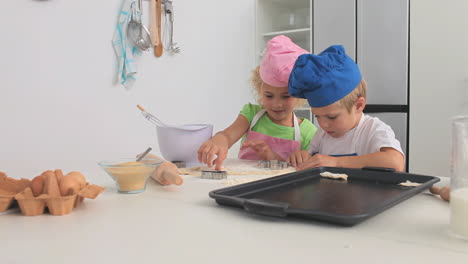 Entzückende-Kinder-Beim-Kochen-