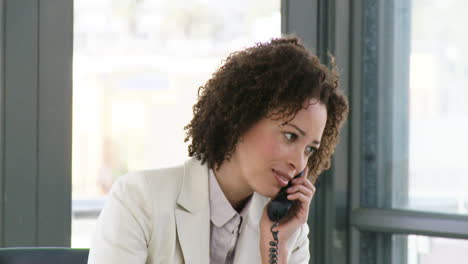 Empresaria-Exitosa-Hablando-Por-Teléfono