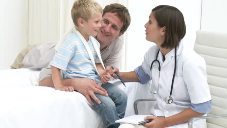 Vater-Und-Sohn-Besuchen-Einen-Arzt