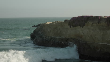 Waves-crashing-on-a-bluff-at-Steamer-Lane-in-Santa-Cruz,-California