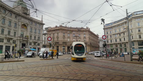 Concurrida-Intersección-De-Milán-Con-Tranvía-Moderno-Y-Peatones.