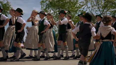 Niños-Bailando-La-Danza-Tradicional-Bávara-Del-Mayo-En-La-Celebración-Del-Festival-De-Mayo.