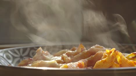 Dampf-Steigt-In-Zeitlupe-Aus-Frischen-Penne-Tomaten-Nudeln-Auf