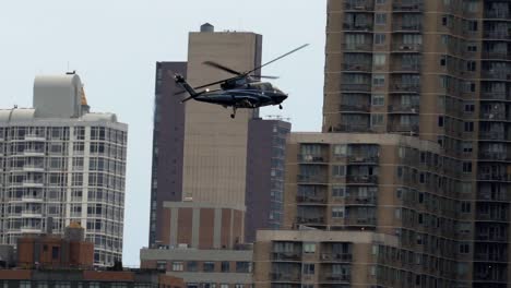 Escena-En-Cámara-Lenta-De-Un-Helicóptero-Descendiendo-Para-Aterrizar