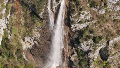 Kaskadierende-Wasserfälle-In-Amden,-Betlis,-Schweiz-Mit-üppigem-Grün-Und-Ruhiger-Atmosphäre