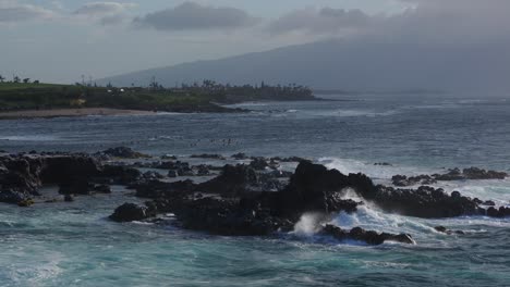 Panorámica-Aérea-En-Cámara-Lenta-De-La-Costa-Rocosa-De-Ho&#39;okipa-En-La-Costa-Norte-De-Maui.