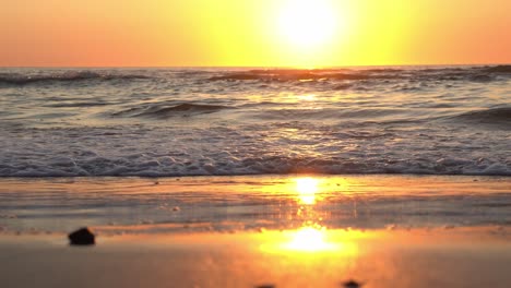 Toma-Deslizante-De-La-Puesta-De-Sol-Sobre-El-Mar-Del-Norte