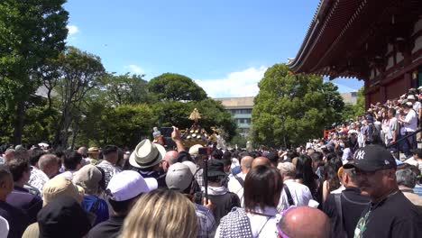 Menschenmassen-Versammeln-Sich,-Um-Die-Prozession-Bei-Sanja-Maturi-In-Asakusa-Zu-Beobachten