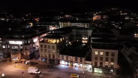 Drone-Por-La-Noche-Panorámica-A-Lo-Largo-De-La-Explanada-Glategny-St-Peter-Port-Guernsey-Hasta-El-Paseo-Marítimo-De-La-Ciudad