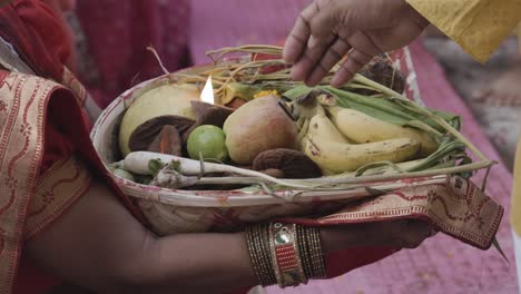 Mujeres-Indias-Que-Adoran-Al-Todopoderoso-Dios-Sol-Hindú-Con-Ofrendas-Sagradas-En-El-Festival-De-Chhath.-El-Video-Fue-Tomado-En-Jodhpur,-Rajasthan,-India,-El-20-De-Noviembre-De-2023.