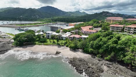 Serenidad-Costera:-Belleza-Turquesa-En-La-Playa