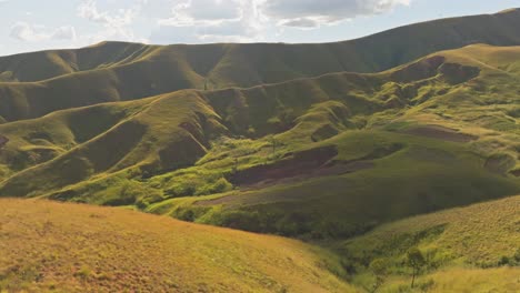 Hermosas-Montañas-Verdes-En-El-Campo-De-Madagascar-Después-De-La-Temporada-De-Lluvias-En-Un-Día-Soleado