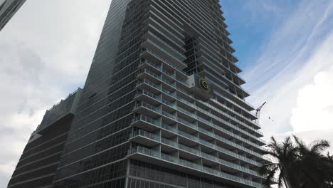 Moderno-Edificio-Alto-Con-Fachada-De-Vidrio-En-El-Centro-De-Miami-En-Un-Día-Nublado