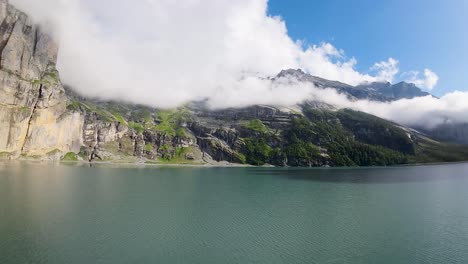 Flug-über-Einen-Wunderschönen-Großen-Oeschinensee-Auf-Einem-Berg-In-Der-Schweiz