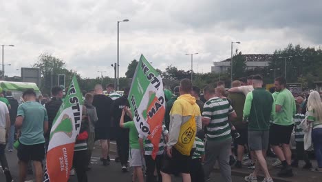 Celtic-Fans-Auf-Dem-Weg-Nach-Hampden-Zum-Schottischen-Pokalfinale-Gegen-Rangers
