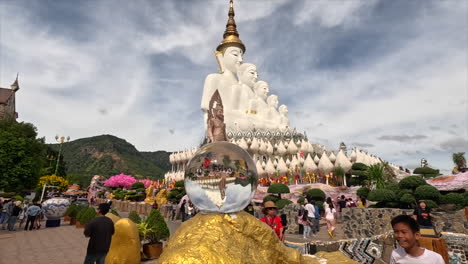 Uno-De-Sus-Monumentos-Más-Emblemáticos-Es-Wat-Phra-That-Pha-Son-Kaew.