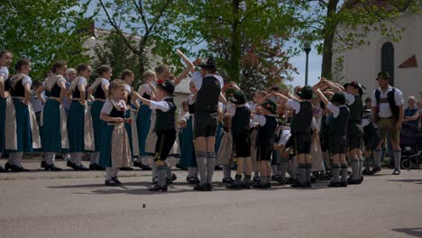 Traditioneller-Bayerischer-Maibaumtanz