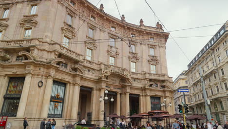 Historische-Gebäudefassade-In-Mailand-Mit-Geschäftigem-Straßenleben