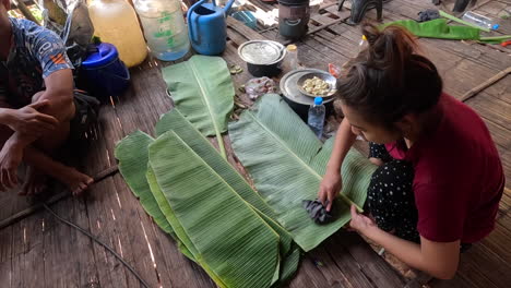 In-Der-Ländlichen-Küche-Thailands-Werden-Bananenblätter-Häufig-Als-Natürliche,-Umweltfreundliche-Verpackung-Und-Kochgefäße-Verwendet.