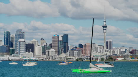 Varios-Barcos-Y-Yates-Amarrados-En-El-Puerto-De-Auckland,-Con-El-CDB-Y-La-Sky-Tower-Al-Fondo,-Nueva-Zelanda