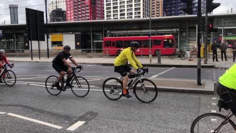 Los-Ciclistas-Venden-A-Lo-Largo-De-Canning-Town-En-Londres-Como-Parte-Del-Tour-Ride-London