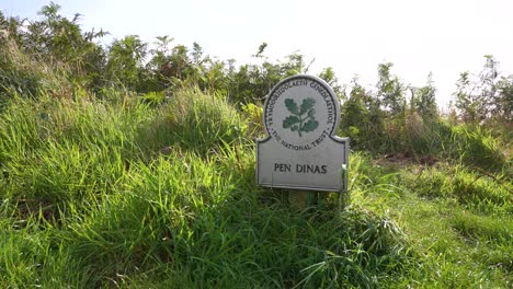 Pen-Dinas-Sign-in-Grassland-of-Dinas-Island,-Wales-UK