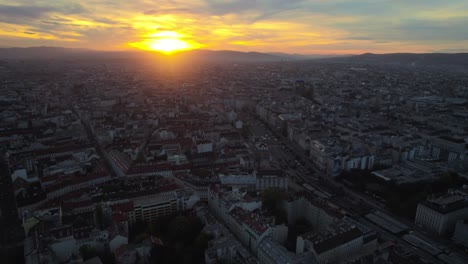 Wien,-Österreich---Stadtbild-Drohne-Enthüllt-Die-Historische-Stadt-Unter-Der-Skyline-Von-Europa-Bei-Sonnenuntergang