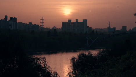 Vista-Panorámica-Nocturna-Junto-Al-Río-Hangang-En-El-Parque-Seonyudo-En-Yeongdeungpo,-Seúl,-Corea-Del-Sur