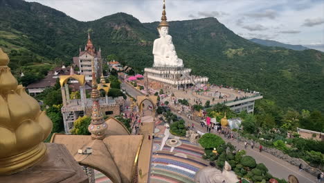 El-Templo-De-Phetchabun,-También-Conocido-Como-Wat-Pha-Sorn-Kaew,-Es-Un-Impresionante-Monasterio-Budista-Ubicado-En-La-Provincia-De-Phetchabun-De-Tailandia