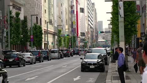 Atemberaubende-Straßen-Von-Ginza-In-Der-Abenddämmerung-Mit-Autoverkehr
