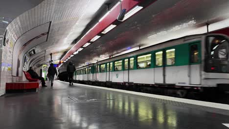 Metro-Saliendo-En-La-Estación-De-Metro-De-París,-Francia