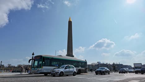 Pedestrians-and-vehicles-at-Place-de-la-Concorde-square-in-Paris,-France