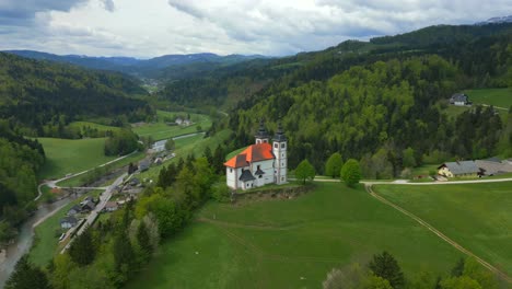 Tal-Offenbaren,-Schwindel-Effekt,-Kleine-Isolierte-Ländliche-Kirche-Lage