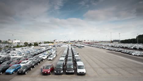 Zeitraffer-Eines-Riesigen-Parkplatzes-Mit-Zahlreichen-Fahrzeugen-Unter-Einem-Bewölkten-Himmel