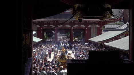 Traditionelle-Schreinprozession-Am-Asakusa-Schrein-Während-Sanja-Matsuri