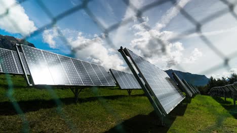 Sonne-Trifft-Auf-Solarmodule,-Während-Wolken-Ziehen