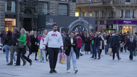 El-Bullicioso-Centro-De-Viena-Está-Repleto-De-Gente-Comprando-Y-Paseando-Por-Las-Calles.