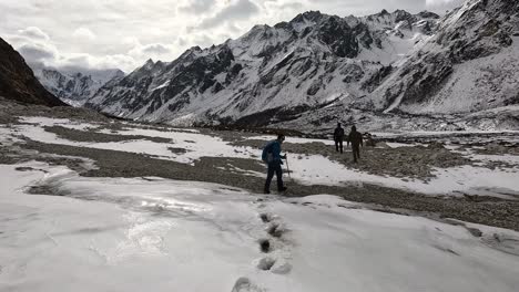 Following-a-female-hiker-in-a-snowy-field